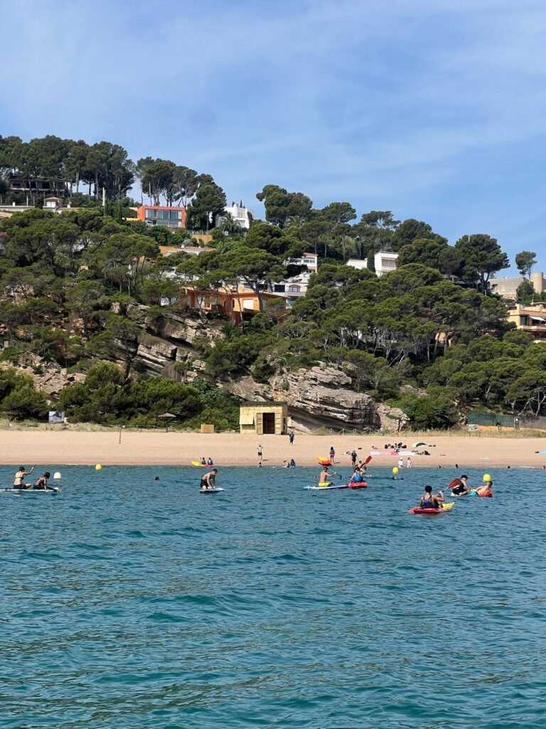 Summer sea camp in Begur by Pantai Costa Brava. Casal de verano para niños en begur, pals.