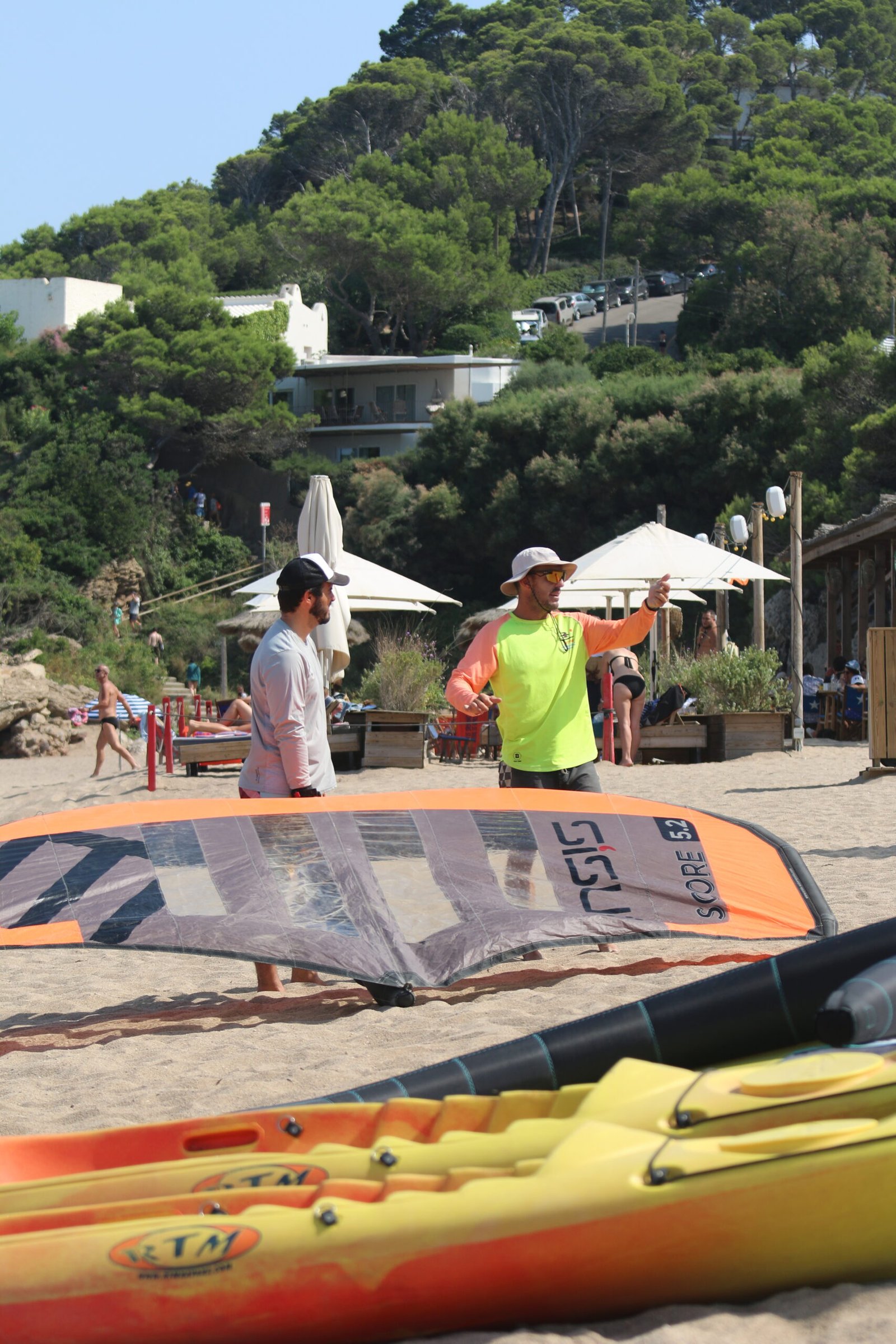 clase de wingfoil en pantai costa brava begur