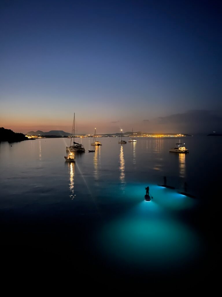 sesón de padel surf con luces al atardecer en la costa brava begur. Pantai