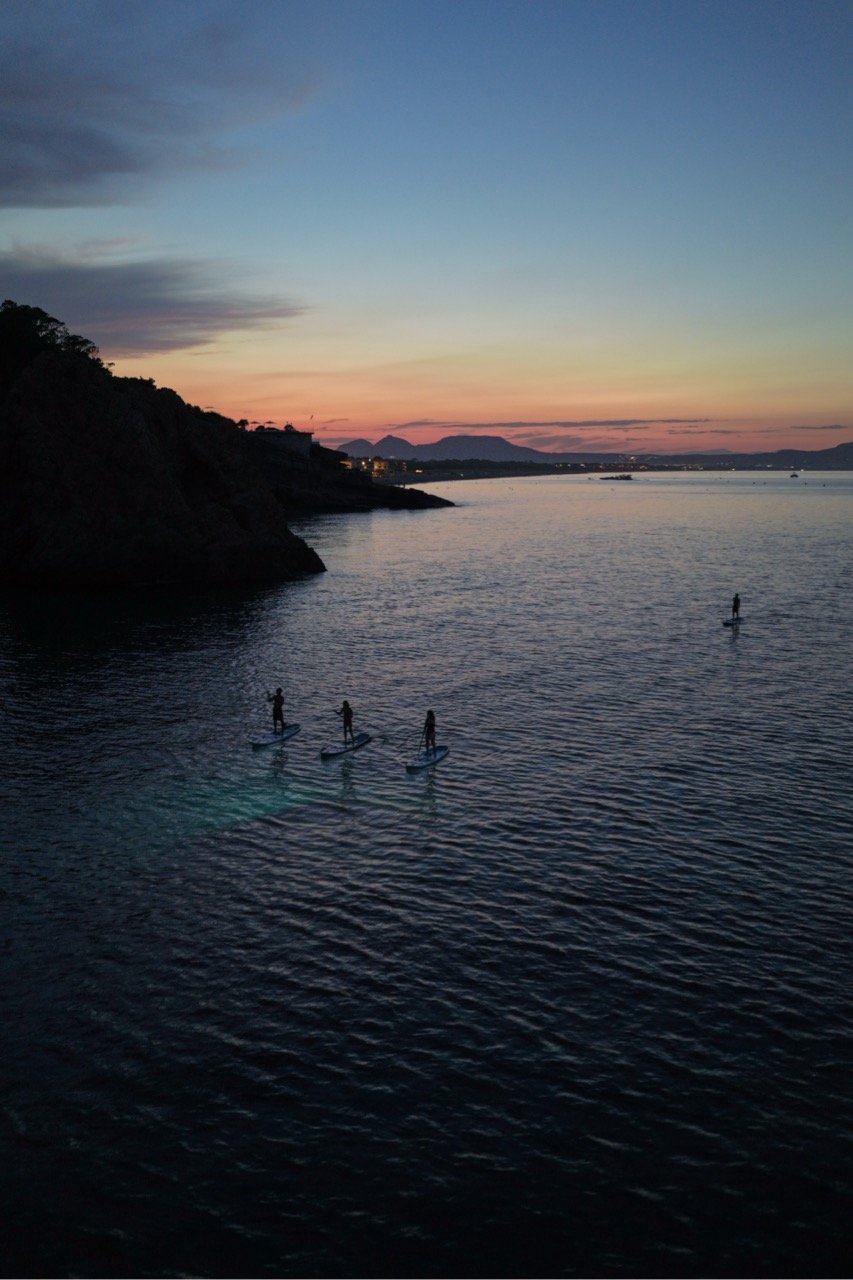 Atardecer en padel surf en la costa brava, begur. Pantai Costabrava paddle surf